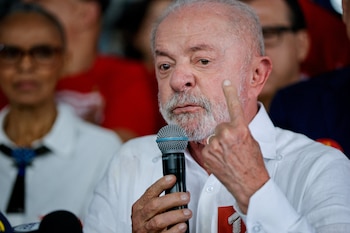 En la instancia inicial, el mandatario había obtenido el 45,1% de los votos, frente al 47% de Flávio Bolsonaro, una diferencia que los sondeos previos no habían anticipado (REUTERS)