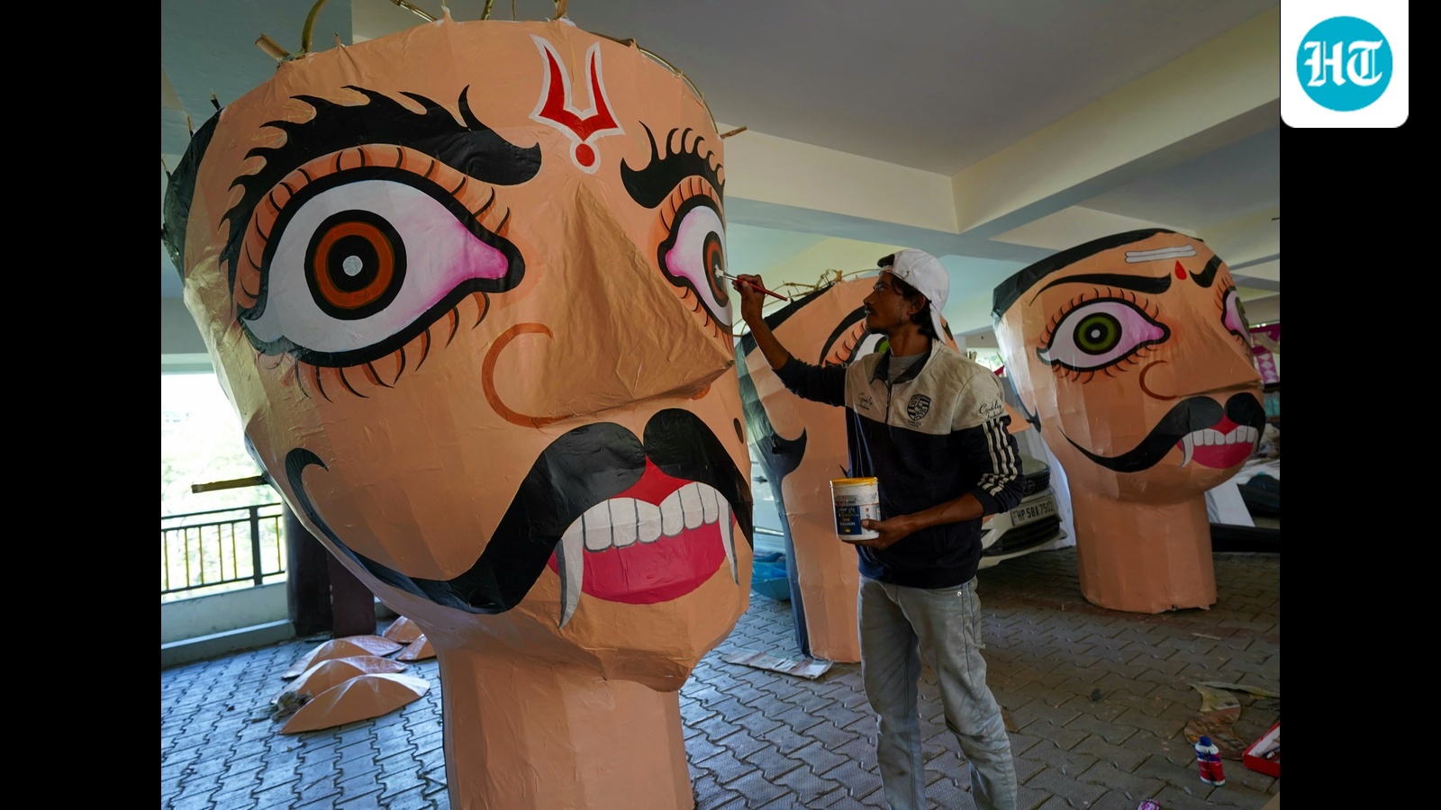 Transpondo barreiras religiosas: uma família muçulmana de Meerut mantém viva a tradição de fazer efígies para o Dussehra há 70 anos em Shimla