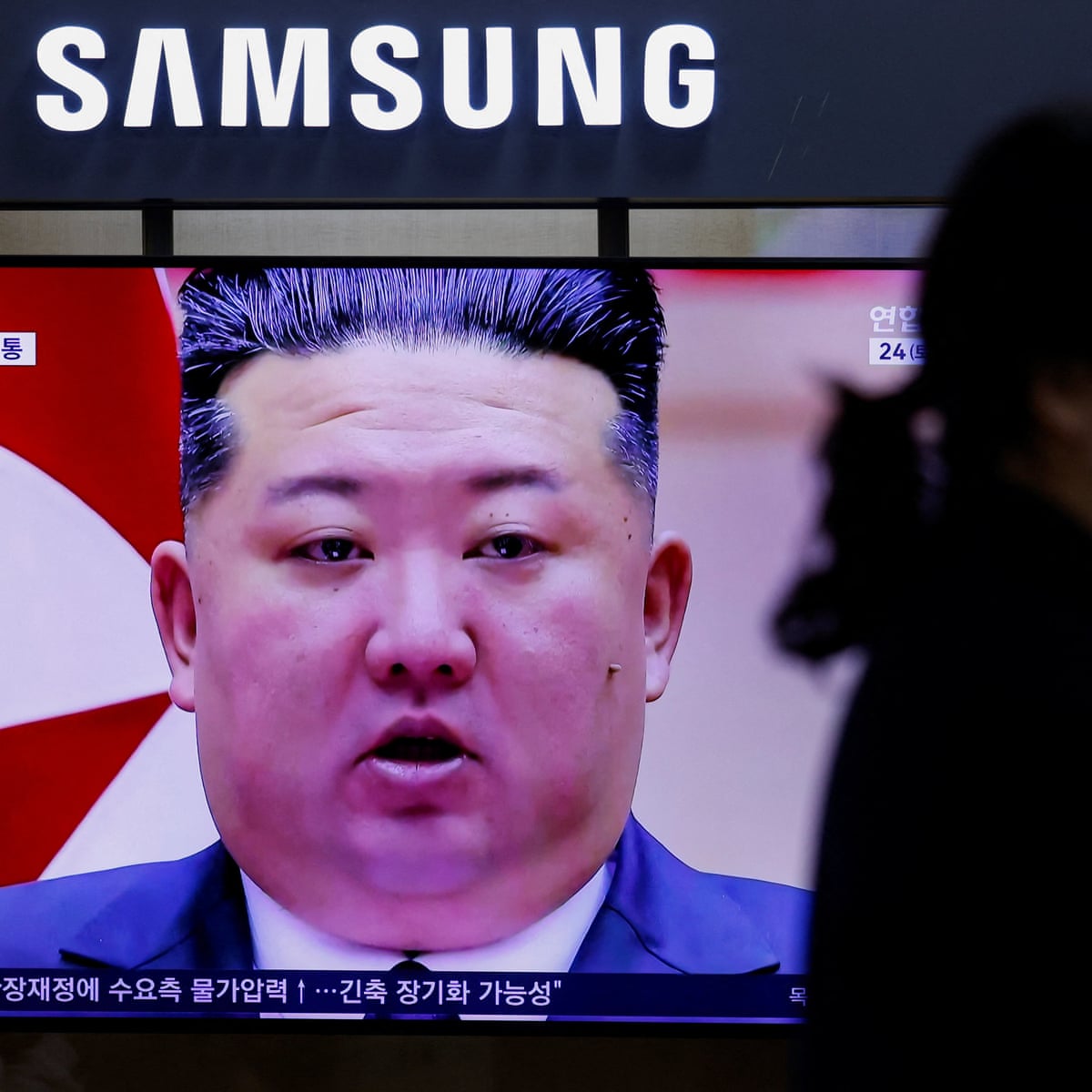 Kim Jong-un atravessa a nova ponte recém-aberta para entrar na China