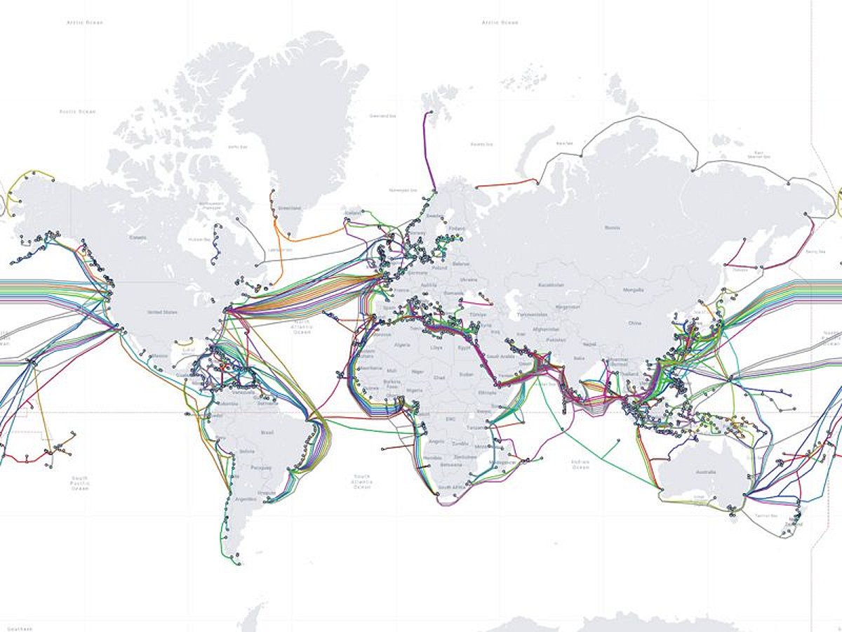Starlink vs cabos submarinos: Os satélites conseguem manter a internet funcionando quando os cabos quebram?
