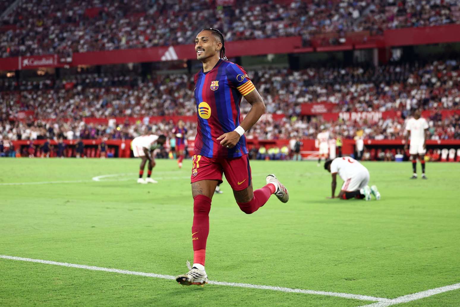 Raphinha comemora um dols gols marcados contra o Sevilla, pela s&eacute;tima rodada de La Liga, na temporada 2026/27 -