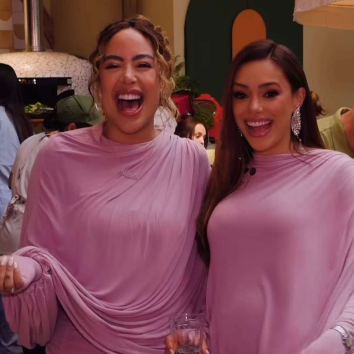 Bruna Biancardi e Rafaella Santos usam a mesma roupa na festa de Mavie e caem na risada