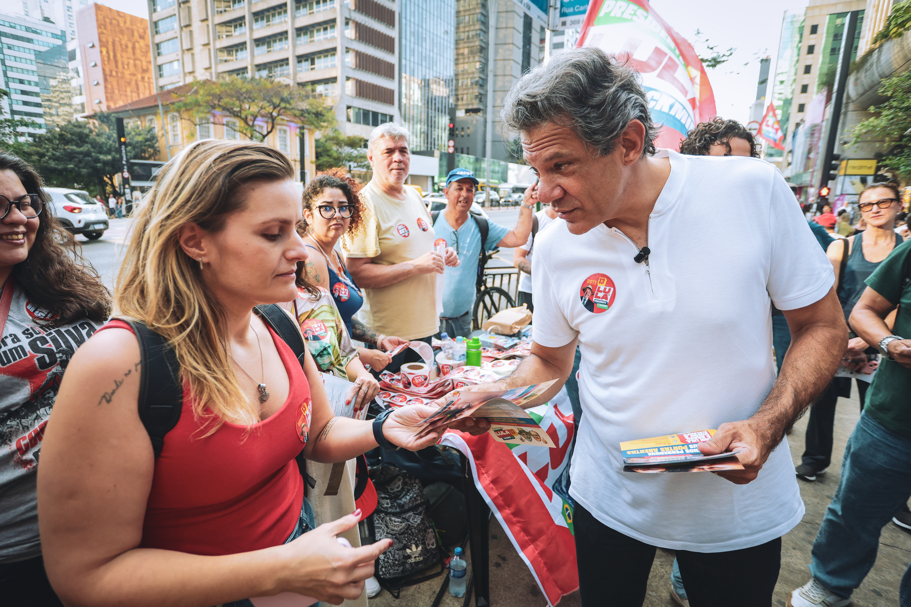 Haddad entrega panfleto na Av. Paulista e diz que Flávio vai ‘seguir plano econômico do pai’