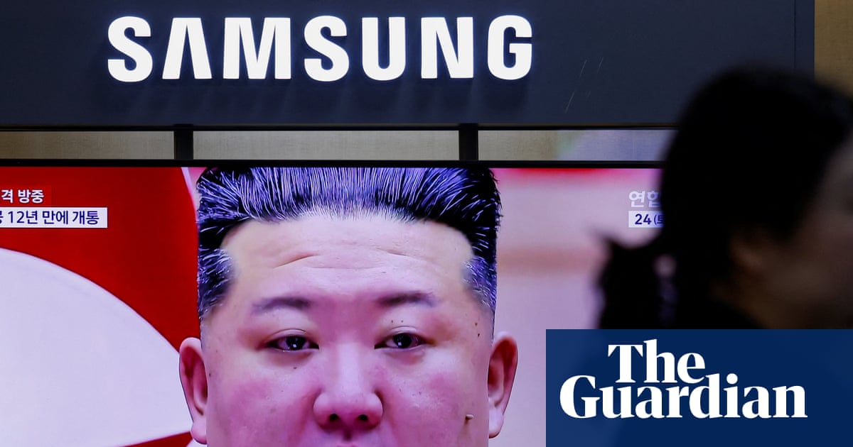 Kim Jong-un atravessa a nova ponte recém-aberta para entrar na China