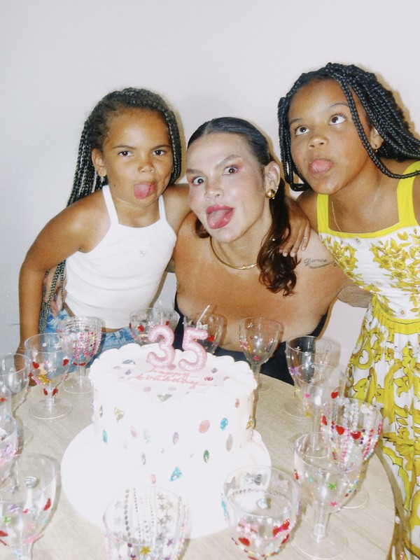 De ultradecote, Thais Carla mostra fotos da festa de 35 anos: 'Do jeitinho que eu queria'