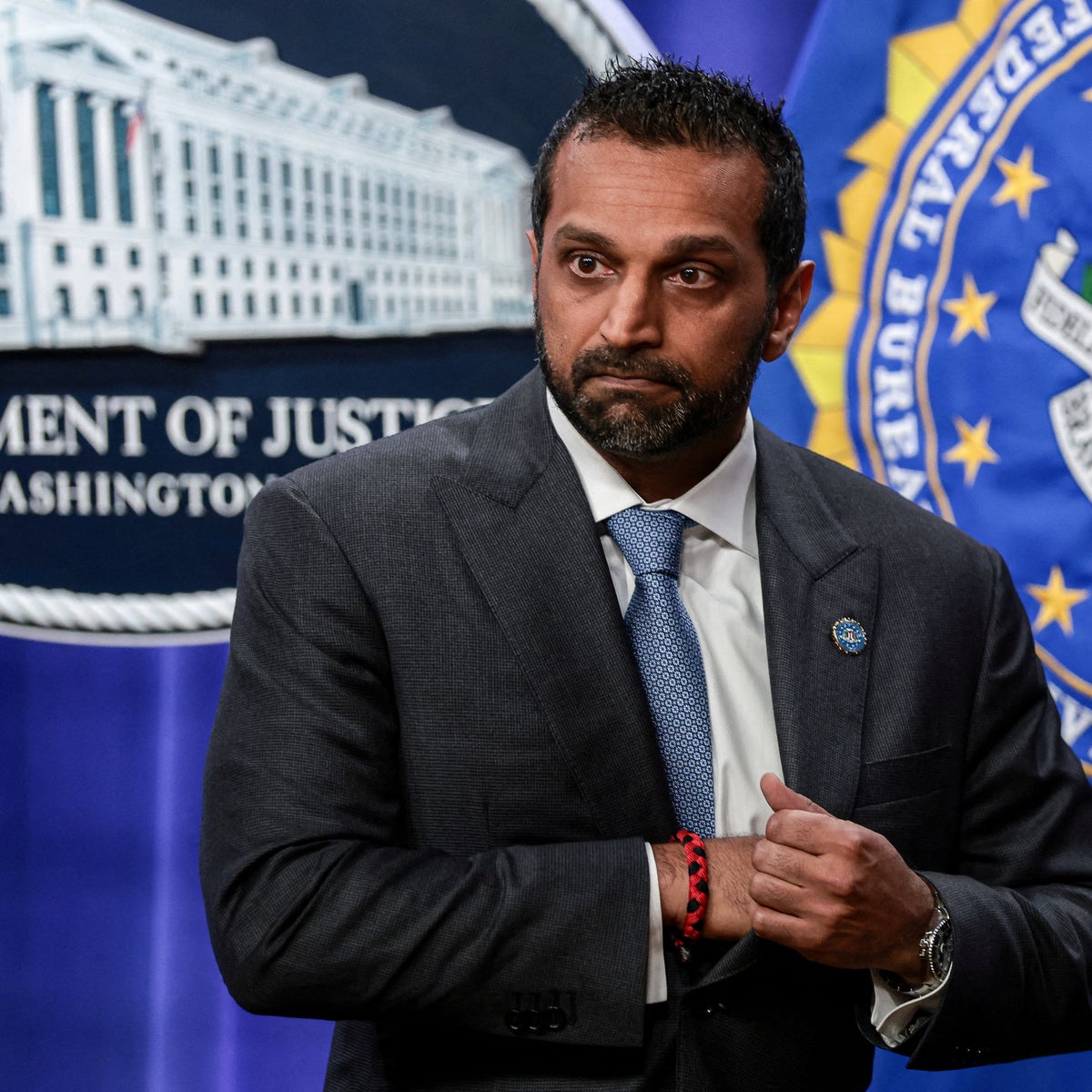 A internet faz piada do Diretor do FBI Kash Patel por sua postagem 'From Russia with Love'