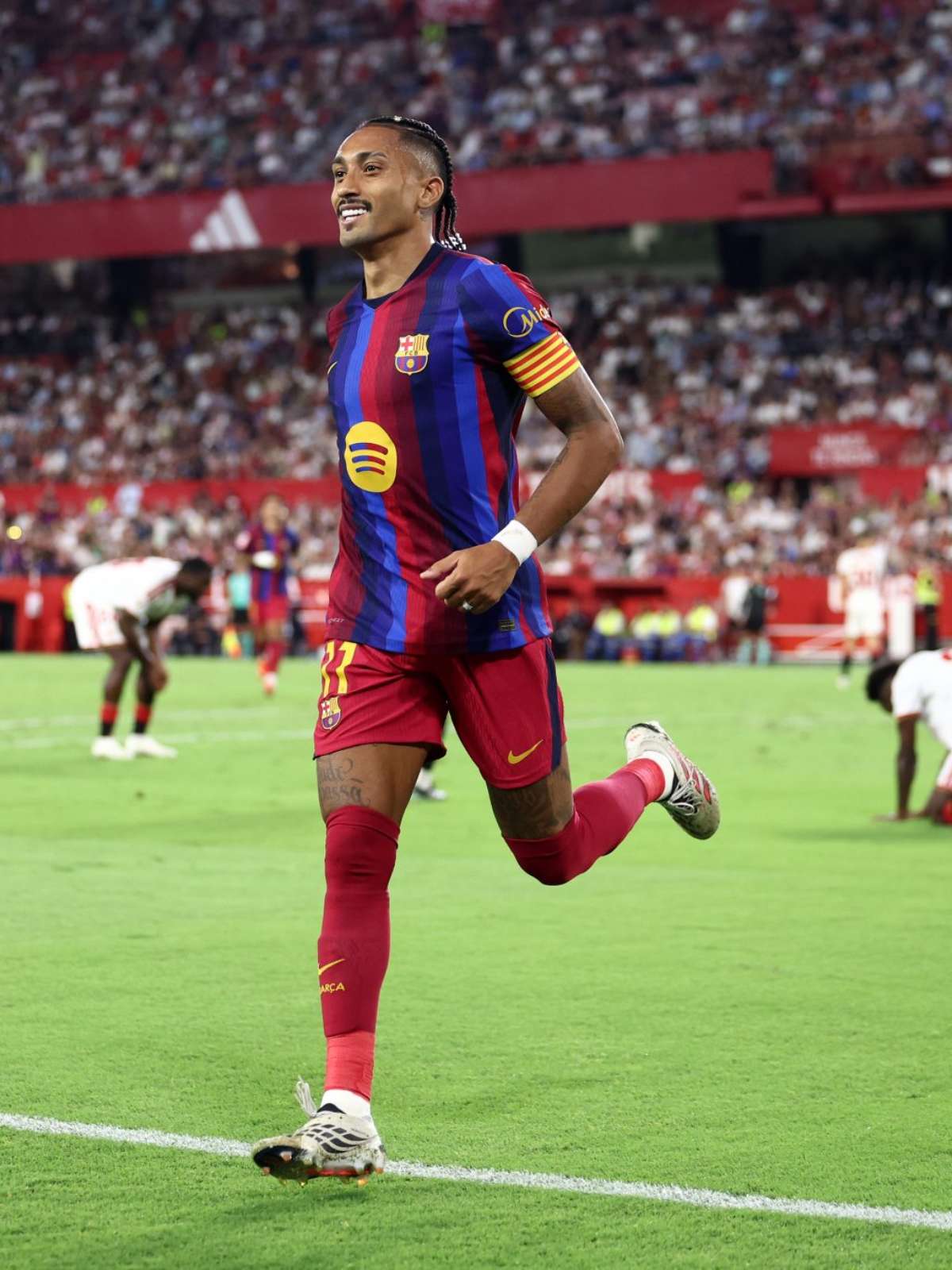 Raphinha volta a treinar com o Barcelona e fica perto de retorno