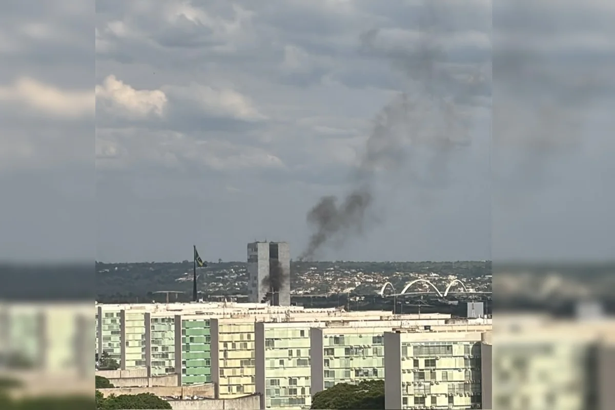 Fumaça preta chama atenção na Esplanada dos Ministérios nesta sexta-feira