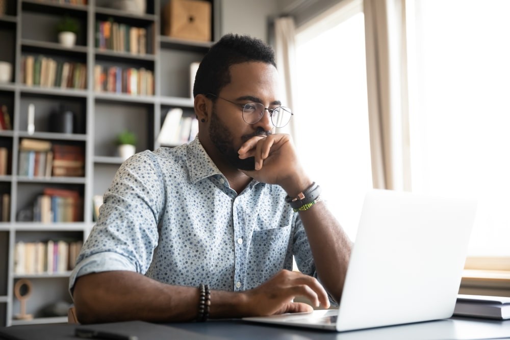 Quem deixou de pagar uma ou mais mensalidades do Documento de Arrecadação do Simples Nacional (DAS-MEI) poderá ter parte dos valores perdoados — Foto: Reprodução/Shutterstock