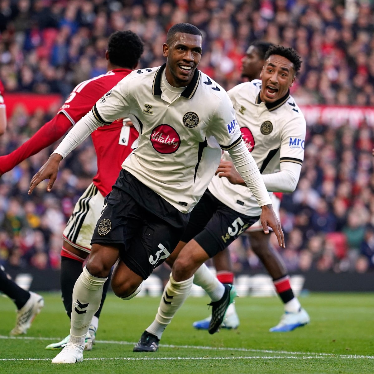 Rayan e Evanilson marcam em vitória do Bournemouth sobre o Manchester United