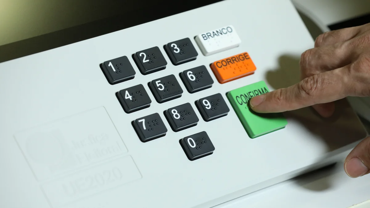 pessoa votando na urna eletrônica