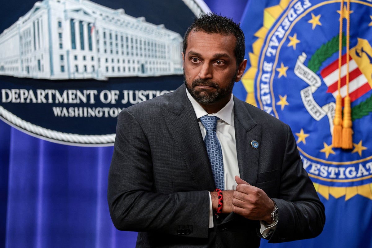 A internet faz piada do Diretor do FBI Kash Patel por sua postagem 'From Russia with Love'