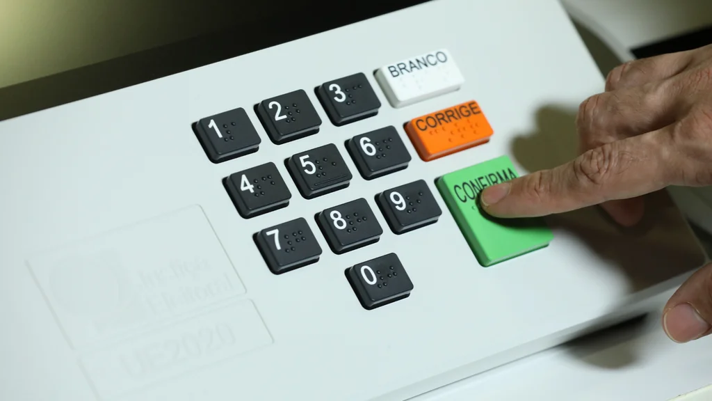 TSE ameaça Meta e X com multa de R$ 500 mil se não barrarem conteúdo vetado