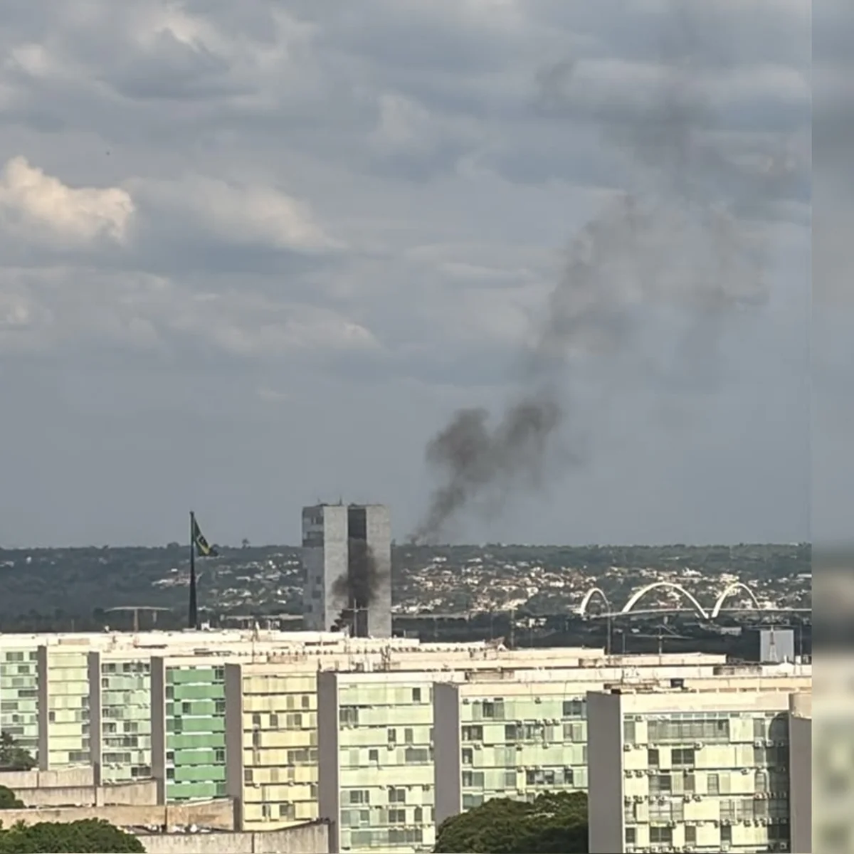 Fumaça preta chama atenção na Esplanada dos Ministérios nesta sexta-feira