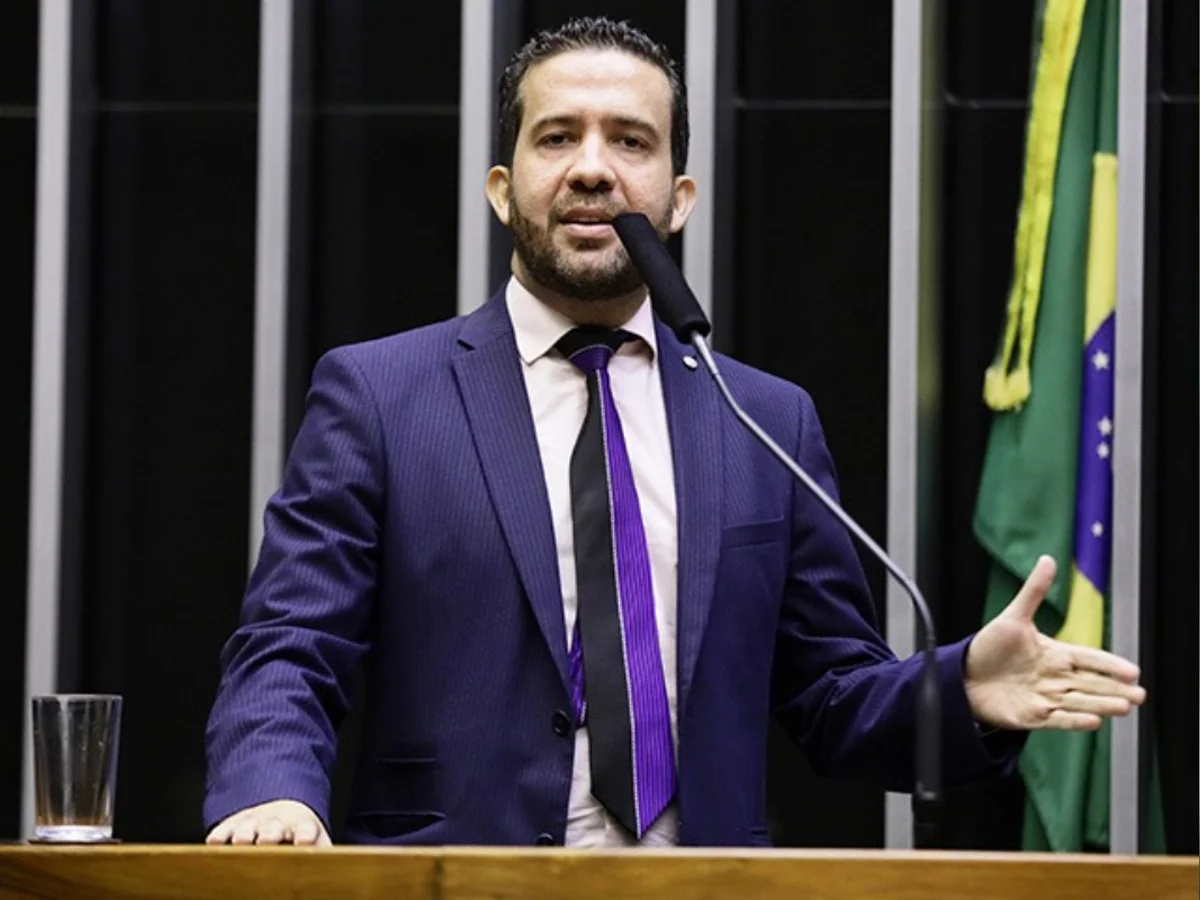 Internado em SP, Janones tem previsão de alta após passar mal em debate