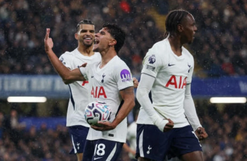 Arsenal se juntou ao Manchester City no topo após o Villa encerrar a partida perfeita dos líderes
