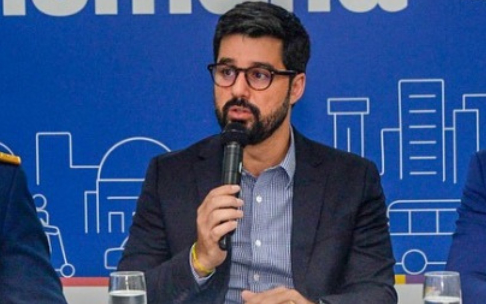 Secretário de Salvador está na França e vai prestar esclarecimentos sobre ônibus no 2º turno, diz prefeitura