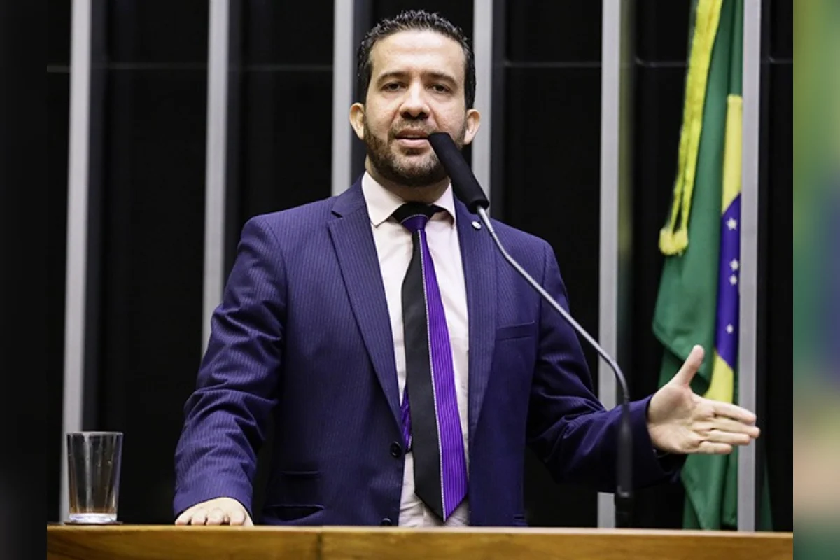Internado em SP, Janones tem previsão de alta após passar mal em debate