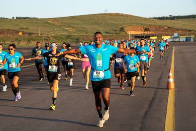Aero Run: Aeroporto da Zona da Mata reúne mais de 300 atletas em corrida inédita na pista de pouso e decolagem