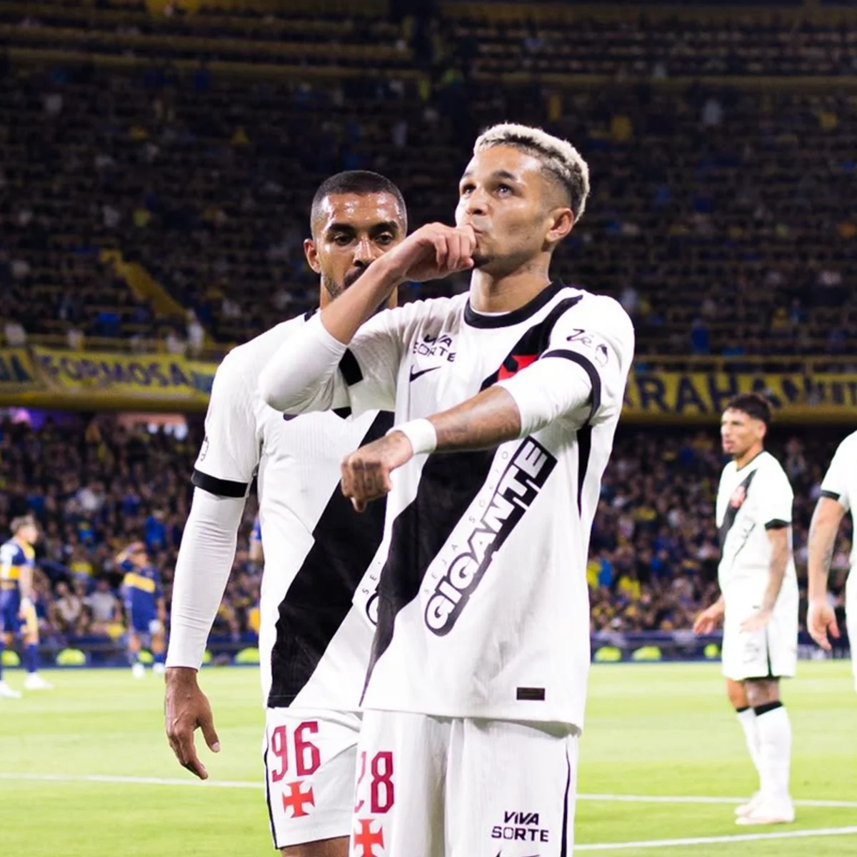 Com um a menos, Vasco vence Boca Juniors e quebra tabu de 75 anos
