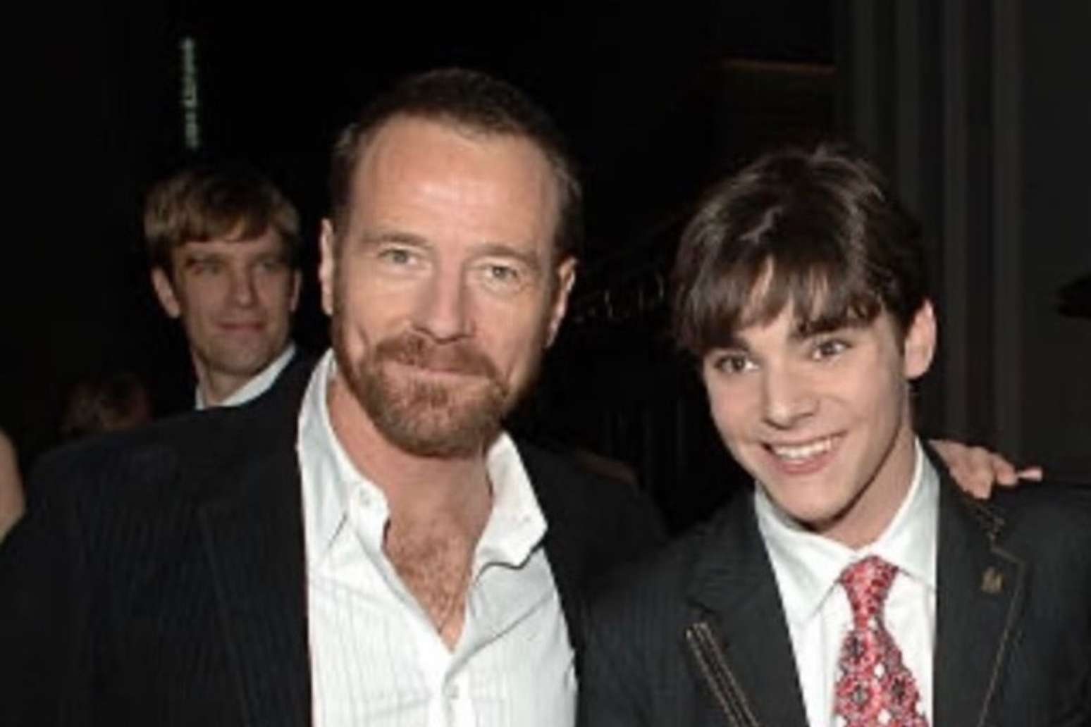 Bryan Cranston e RJ Mitte posam juntos em evento